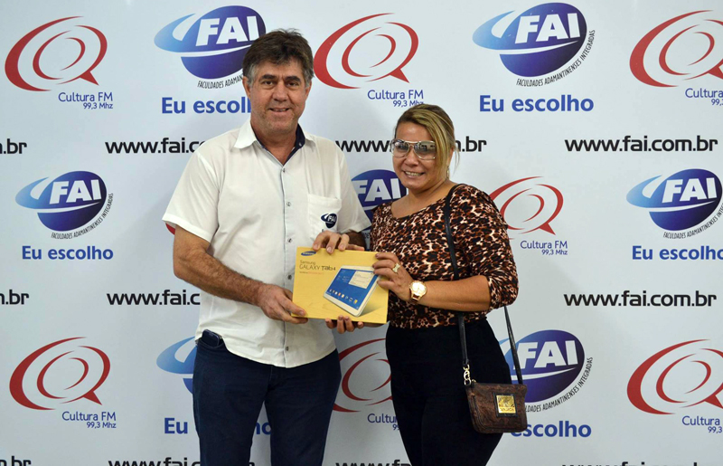 Diretor geral da FAI, Prof. Dr. Márcio Cardim, entrega prêmio do concurso cultural realizado no estande da instituição na ExpoVerde 2014 à ganhadora, Roseli Leopoldina da Silva, moradora em Lucélia
