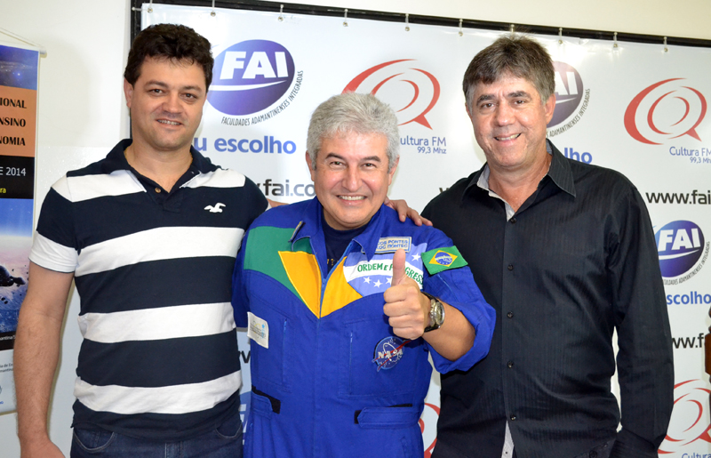 O engenheiro e astronauta Marcos Pontes (ao centro) foi recebido pelo vice-diretor da FAI, Prof. Dr. Wendel Cléber Soares, e pelo diretor geral, Prof. Dr. Márcio Cardim na noite desta quinta-feira, 3