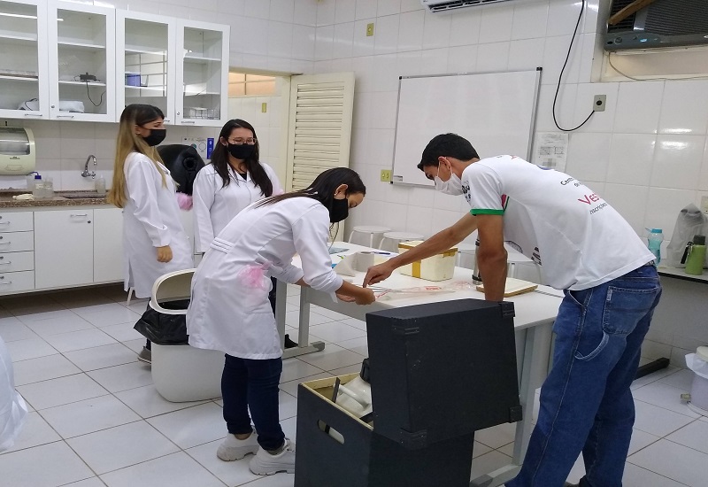 Estudantes de Veterinária manejam botijão e montam aplicador