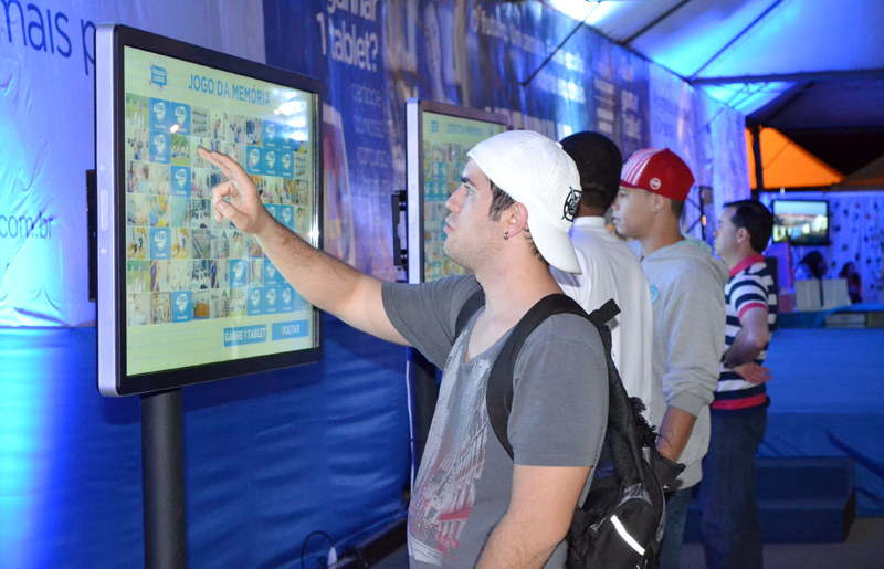 Visitantes se entretêm com jogo da memória desenvolvido por webdesigner da FAI em estande da ExpoVerde; sistema deve ser utilizado para divulgação institucional da faculdade em outros eventos
