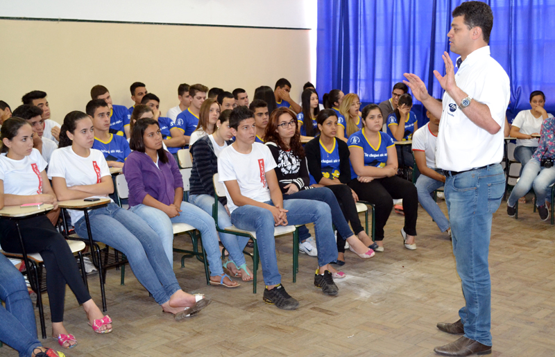 Durante a Mostra de Profissões, o vice-diretor da FAI, Prof. Dr. Wendel Soares, explicou aos alunos da Escola Fleurides os benefícios que a instituição oferece aos universitários por meio de bolsas de estudos, financiamentos e programas de extensão