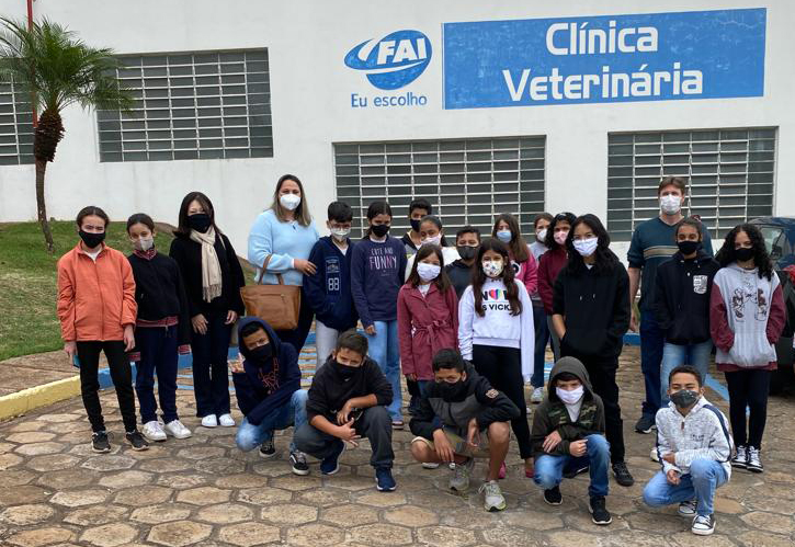 Os alunos do 6º e º anos, integrantes da Eletiva Mundo Pet, da Escola Estadual Osvaldo Martins, de Osvaldo Cruz, tiveram a oportunidade de vivenciar experiências com relação ao seu projeto de vida, conhecendo a profissão médico veterinário e as instalações do curso de Medicina Veterinária da UniFAI