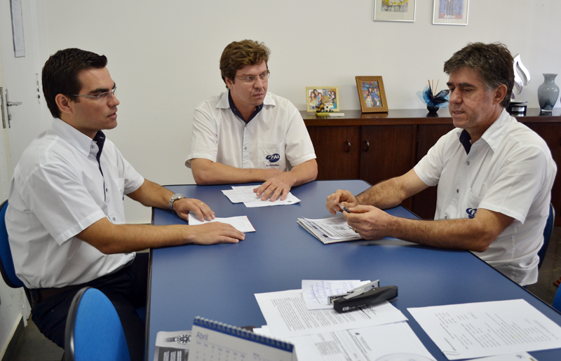 O diretor geral da FAI, Prof. Dr. Márcio Cardim (à direita), avaliou o cronograma de execução do projeto de climatização das salas de aula da instituição juntamente com os diretores administrativo, Fabrício Lopes e financeiro, Ricardo Sampaio Angeli