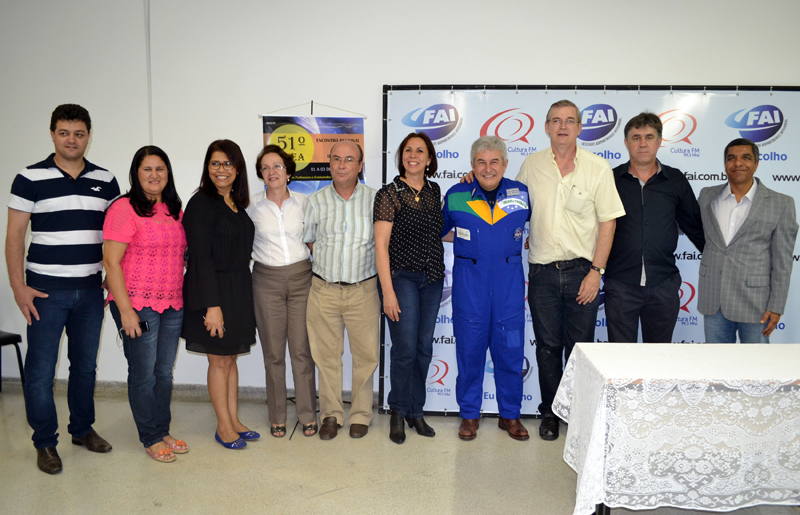 A direção da FAI e integrantes da comissão organizadora do 51º EREA posam para foto com Marcos Pontes, primeiro brasileiro a orbitar o planeta, durante evento no Auditório Miguel Reale