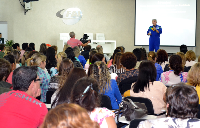 Com o Auditório Miguel Reale repleto de convidados e participantes, Marcos Pontes ministrou palestra sobre sua experiência no espaço