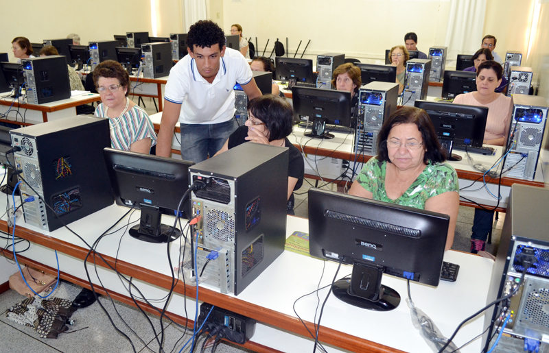 Turma com 20 idosos participa do curso de Informática para a Terceira Idade no Campus I da FAI às terças e quintas-feiras
