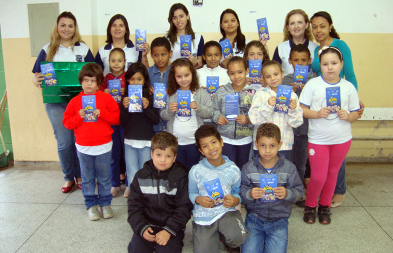 Crianças da Emef Prof. Eurico Leite de Morais integram a campanha de doação de gibis, que faz parte de projeto do Pibid/Capes/FAI
