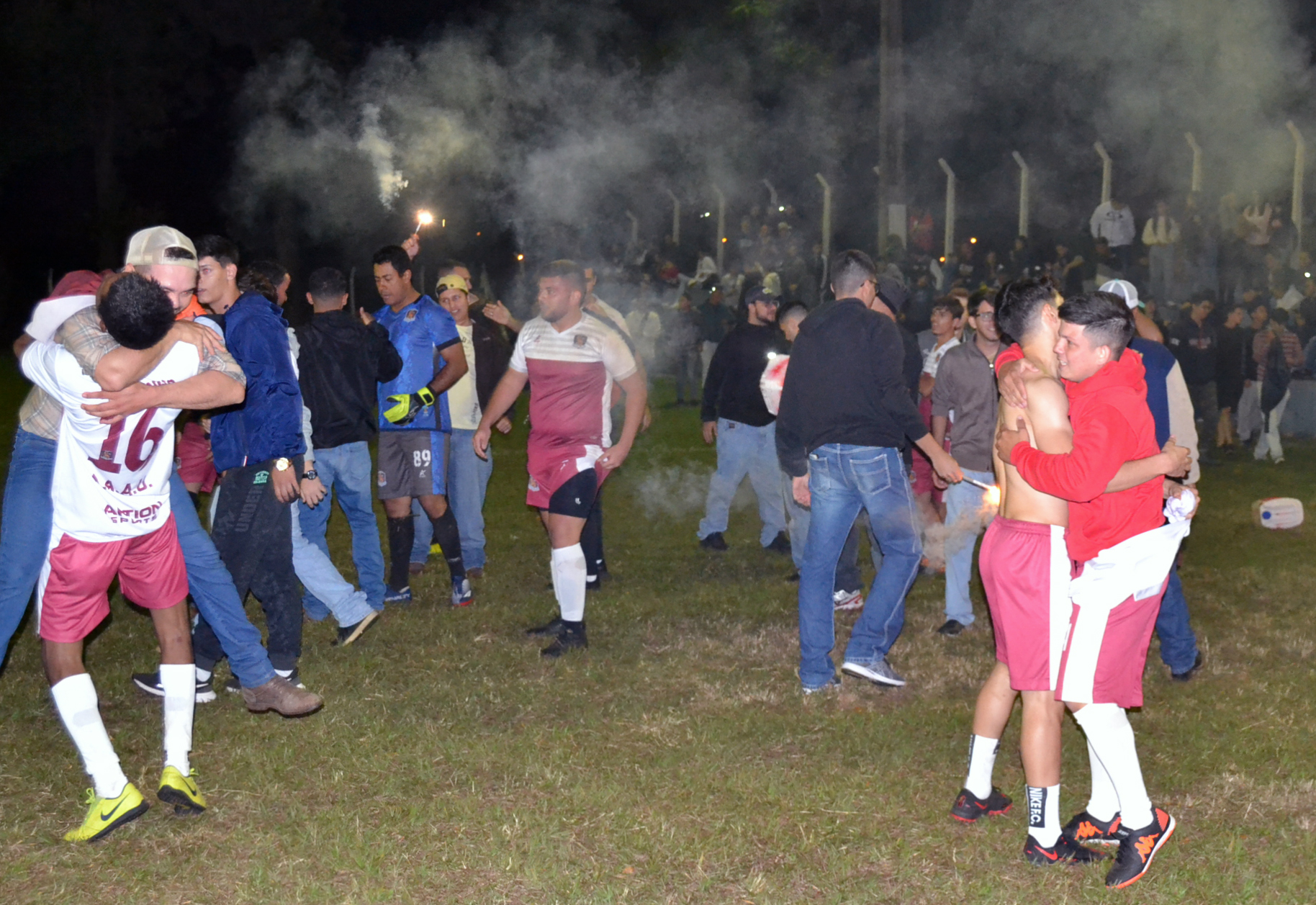 Atletas de Agronomia comemoram vitória na final do Futebol Society masculino sobre o time de Educação Física